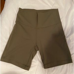 Aritizia biker shorts. never worn. 10/10 condition. no tags